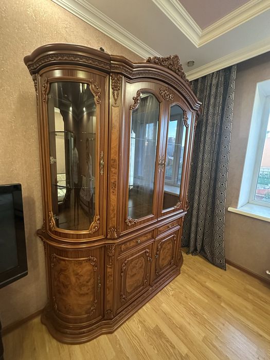 Продам б/у Шкаф-Сервант