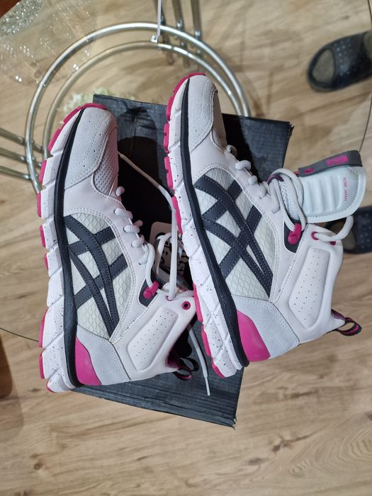 Продавам дамски кецове нови.