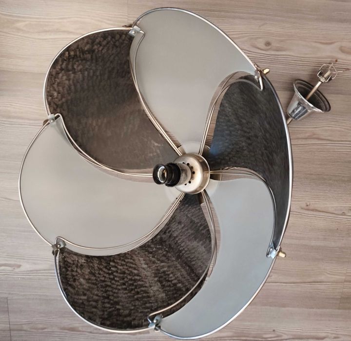 Лампион, подходяш за осветление в спалнята, всекидневната или хола.