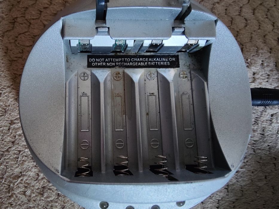 Încărcător baterii AAA și AA