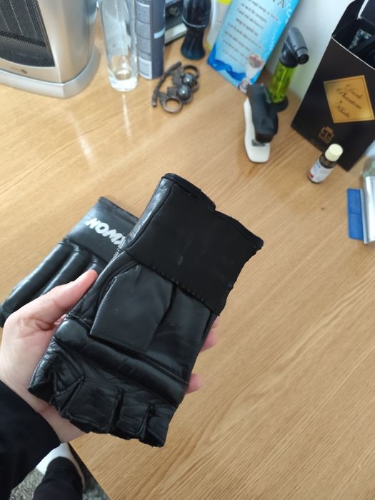 Vând mănuși MMA KWON originale piele