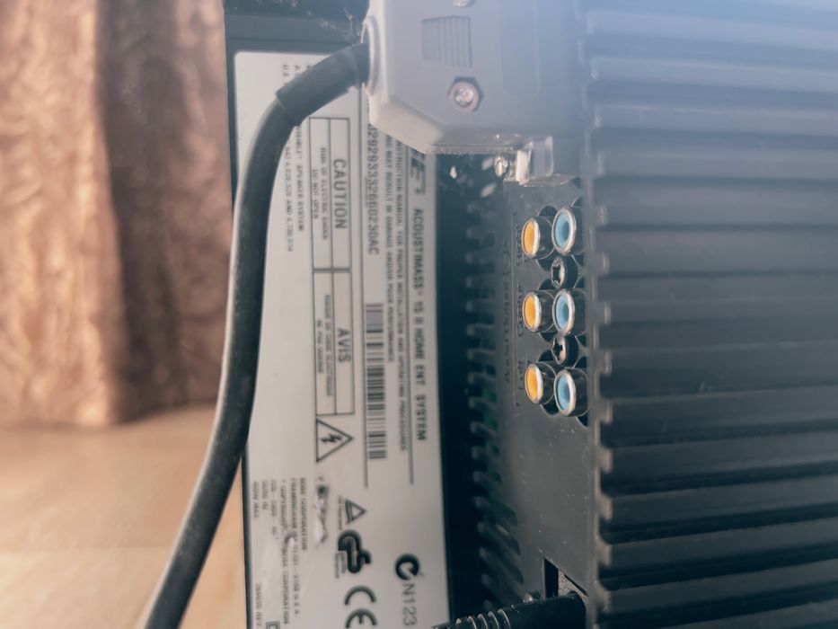 Bose  subwoofer мощный и боольшой.