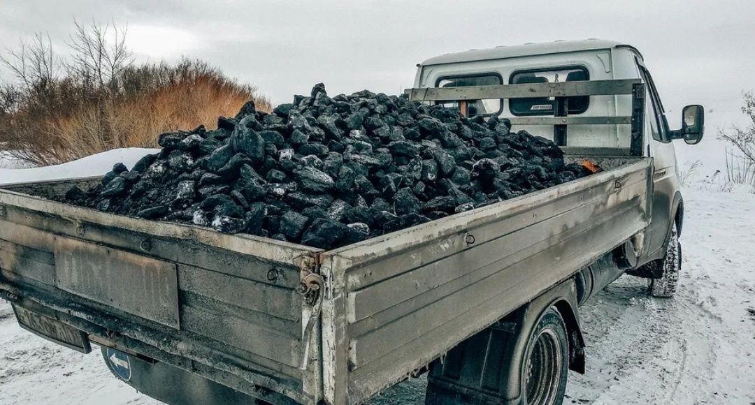 Тонна около. Грузовик с углем. Уголь Газель. Уголь в кузове. Японский грузовик с углем.