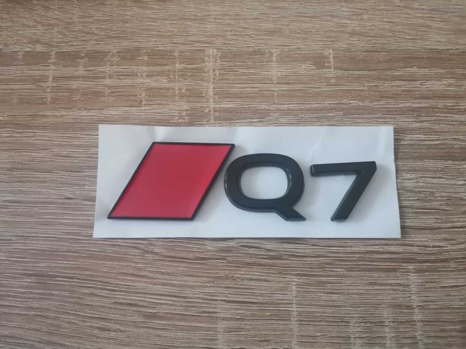 емблема Audi Q7 нов стил черено с червено