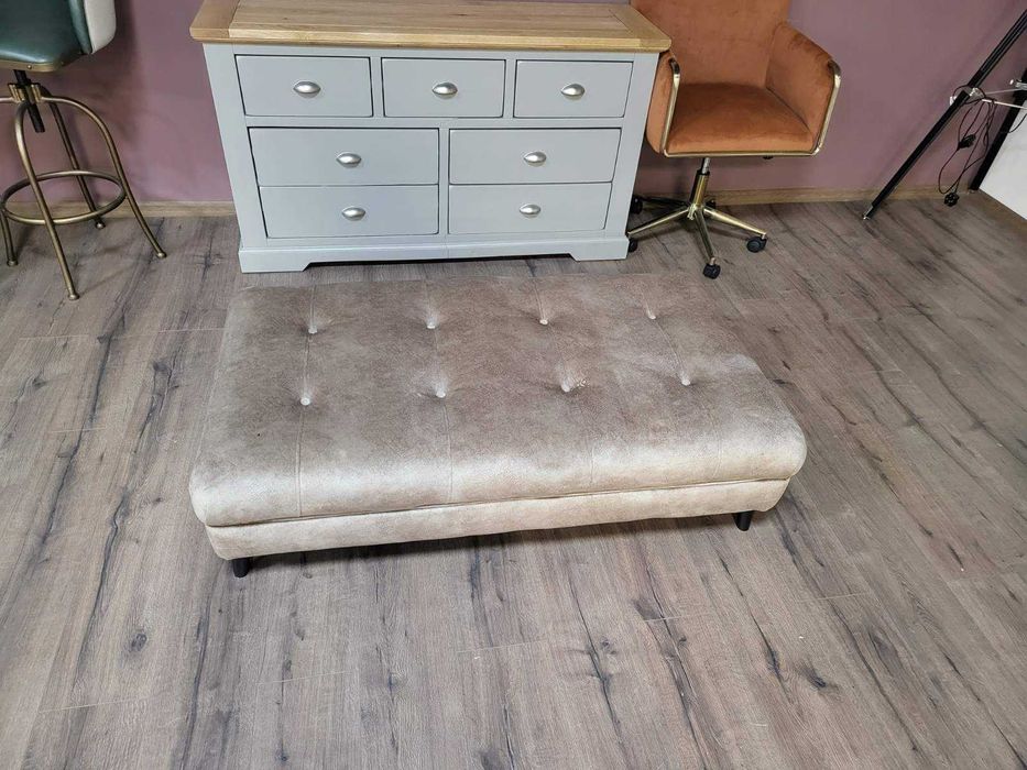 Бежова табуретка от плат тип Честърфийлд