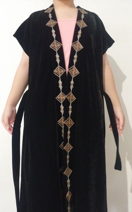 Камзол мен көйлек сатылады