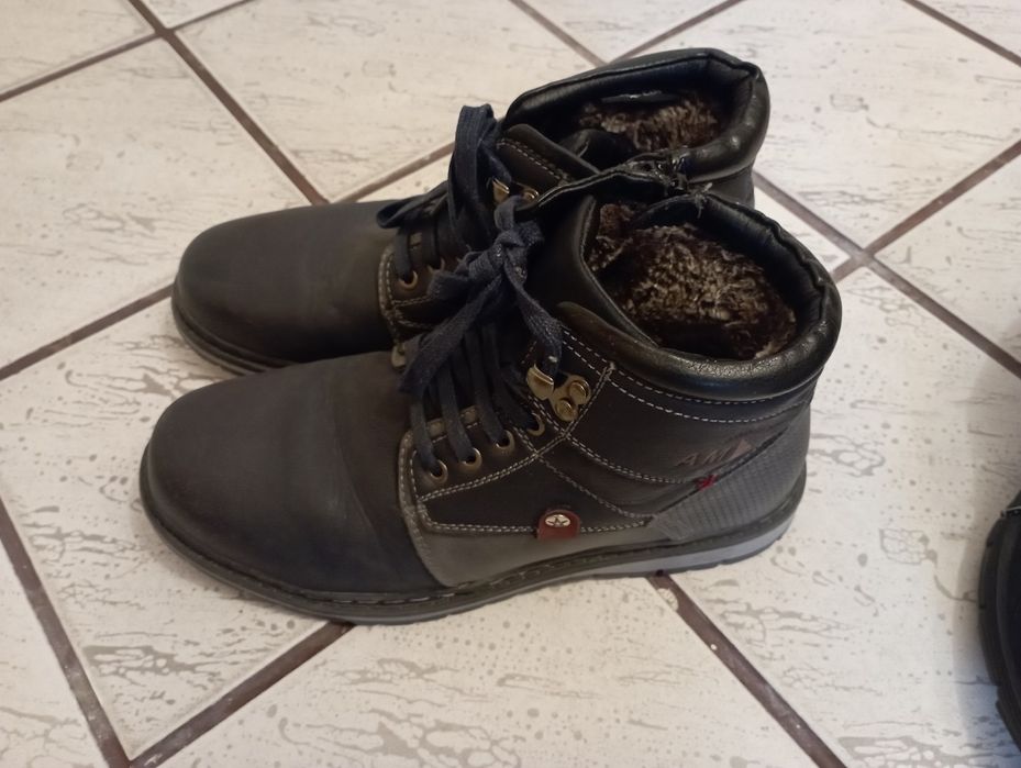 Два чифта обувки, боти и спортни, 38 и 39 номер