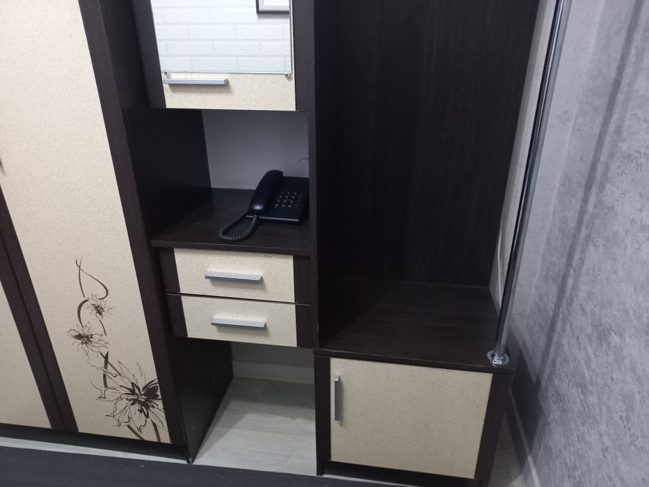 Шкаф в прихожую продам