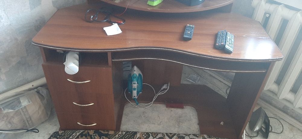 СРОЧНО ПРОДАМ компьютерный стол