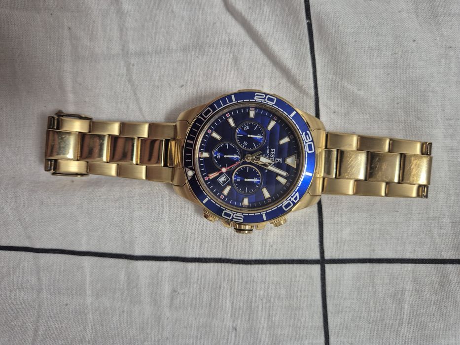 Vând doua ceasuri Festina originale .. la primul dețin și cutia,funcționează perfect, rezistent la apa(100m adancime) mai multe detalii in privat