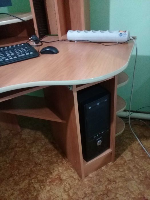 Продам стол компьютерный