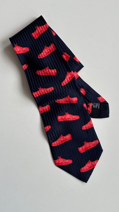 Boss silky tie авангардна вратовръзка с принт спортни обувки