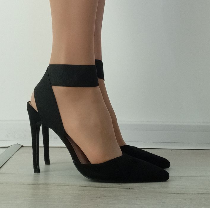 Черни обувки на висок ток