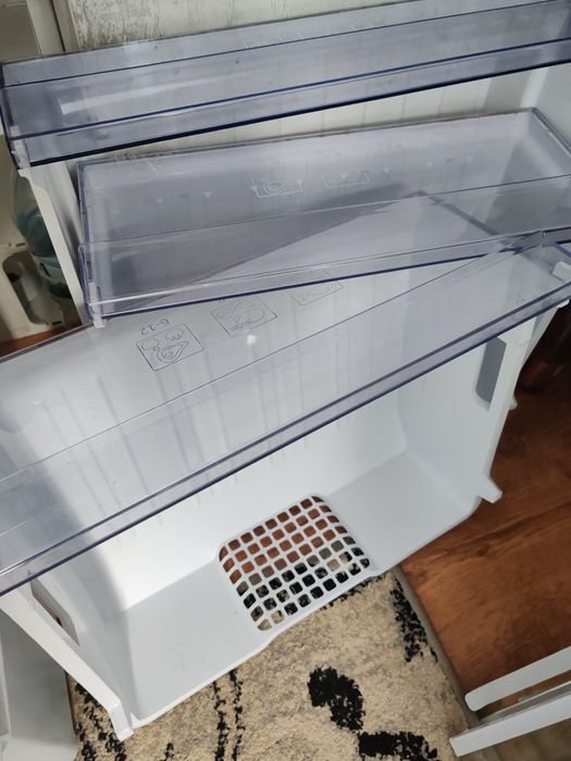 Rafturi ,sertare, etajere, combina frigider Beco.