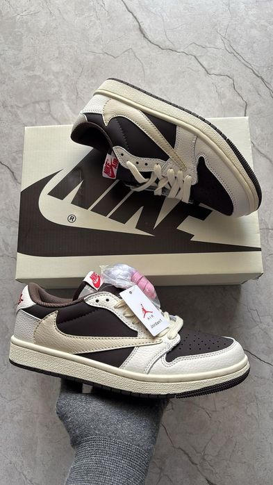 J1 Travis Scott OG Low Calitative  !!!