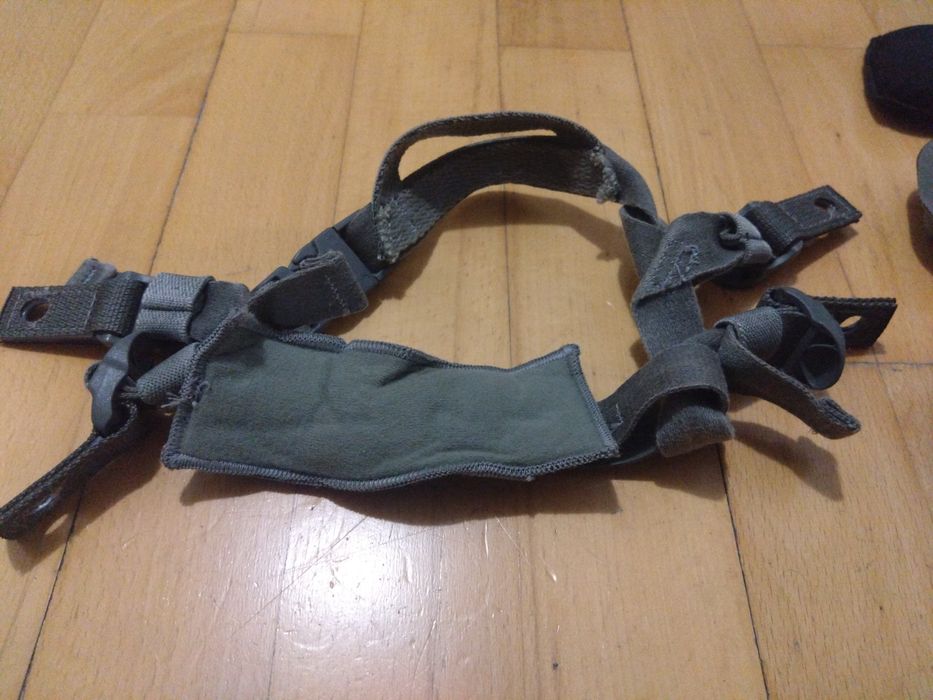 Buzunare, bureți și curea pentru casca, cască fără microfon