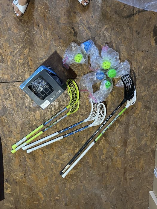 Set crose si mingi hokey pe iarba