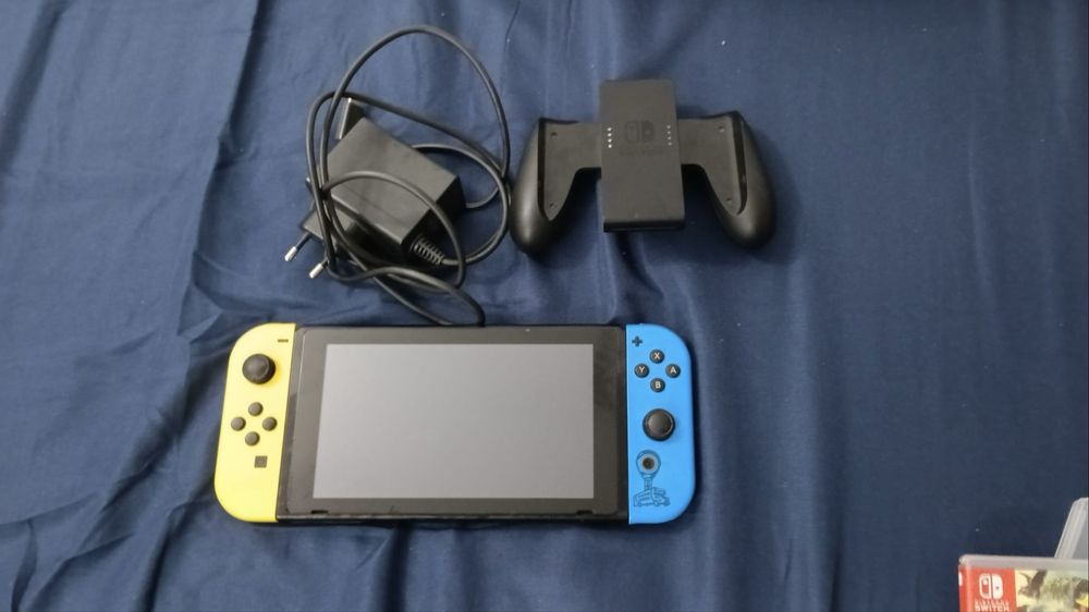 Nintendo Switch Fortnite Wildcat Edition + 3 jocuri Mario