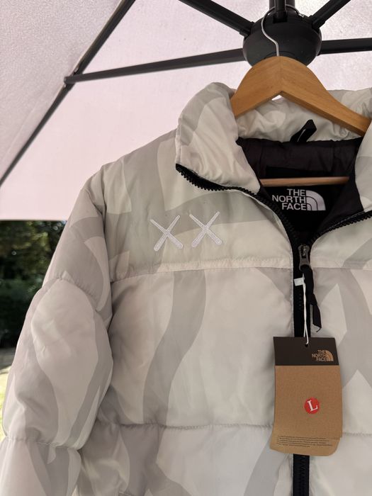 Geaca North Face x Kaws (marimi: M,L)