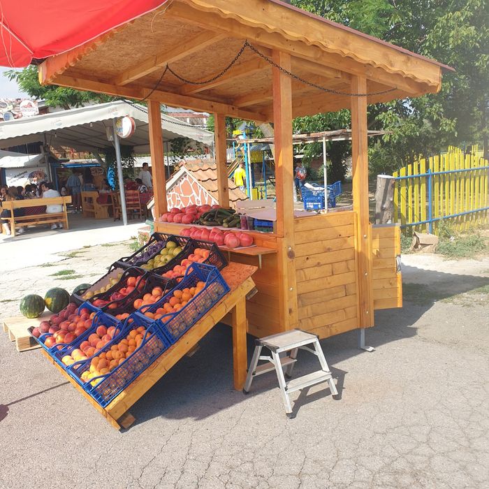 Пазарска маса метална,облечена с  дърво