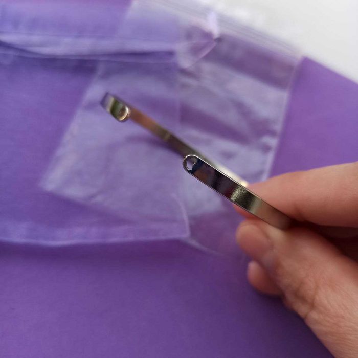 Браслет с гравировкой Love & Light из нержавеющей стали.