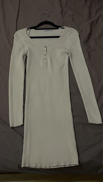 Бежевое облегающее платье