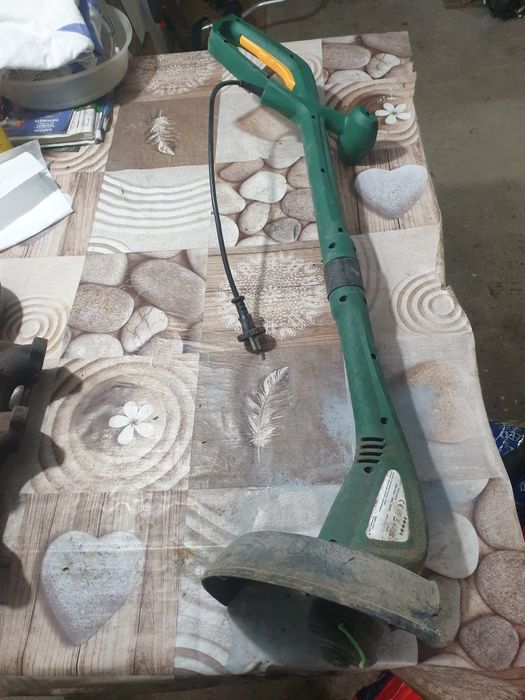 Trimer electric pentru gazon cu fir inclus.