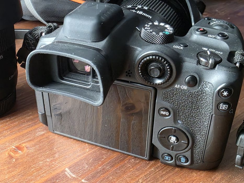 Камера Canon R7 в комплекте.