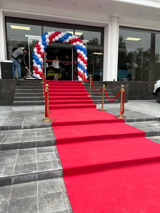 Золотые ограничительные стойки, президентские стойки, красная дорожка