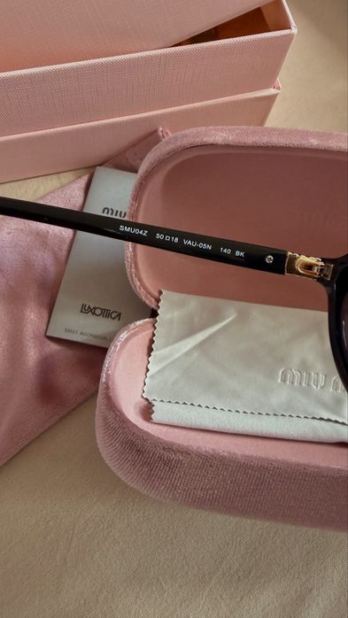 Оригинални, черни слънчеви очила Miu Miu