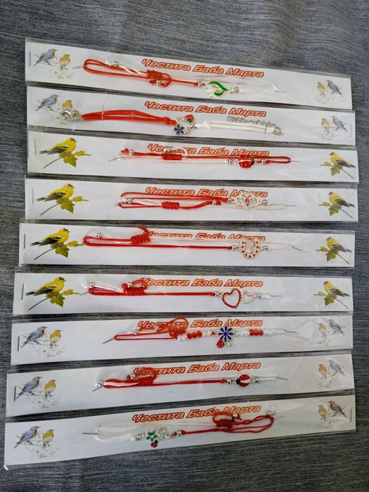 Мартеници гривни, снопчета, за закичване МИКС от производител на едро.