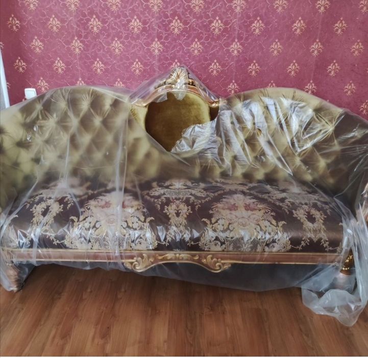 Диван, под цвет золото