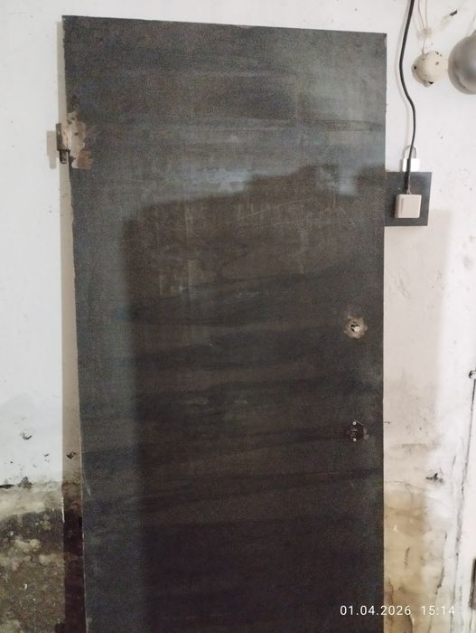 Продам входную металлическую дверь б/у