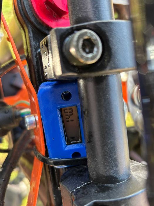 Vând cross kxd 125 ca nou doar 15 h de funcționare