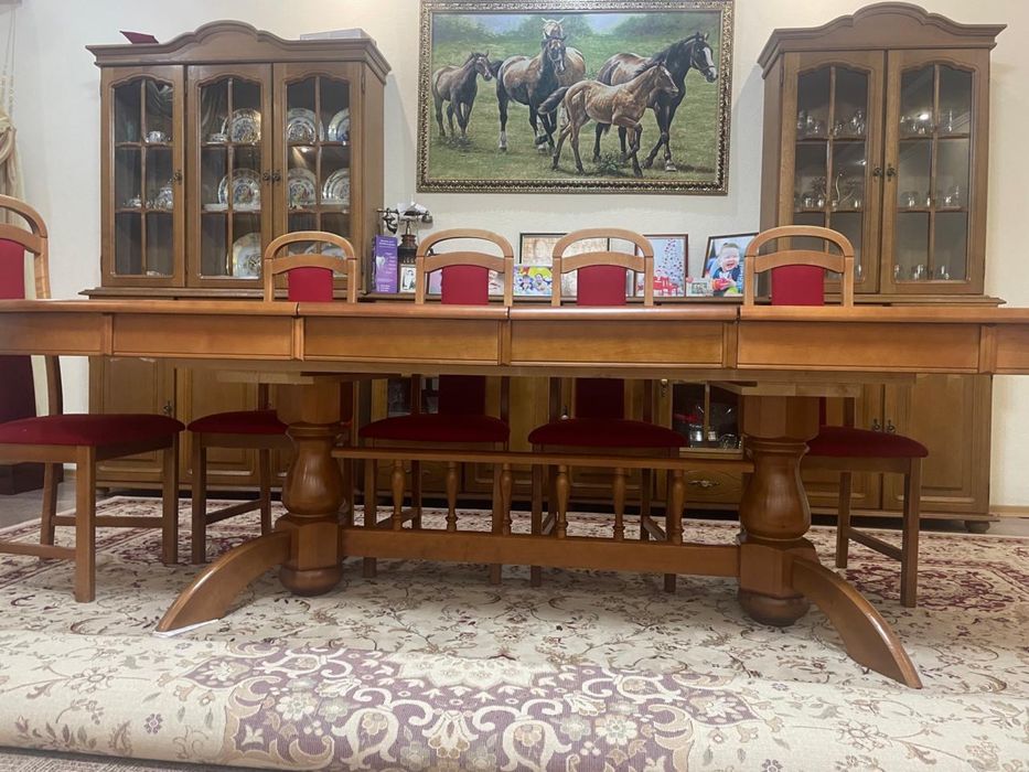 Гостиный стол из натурального дерева