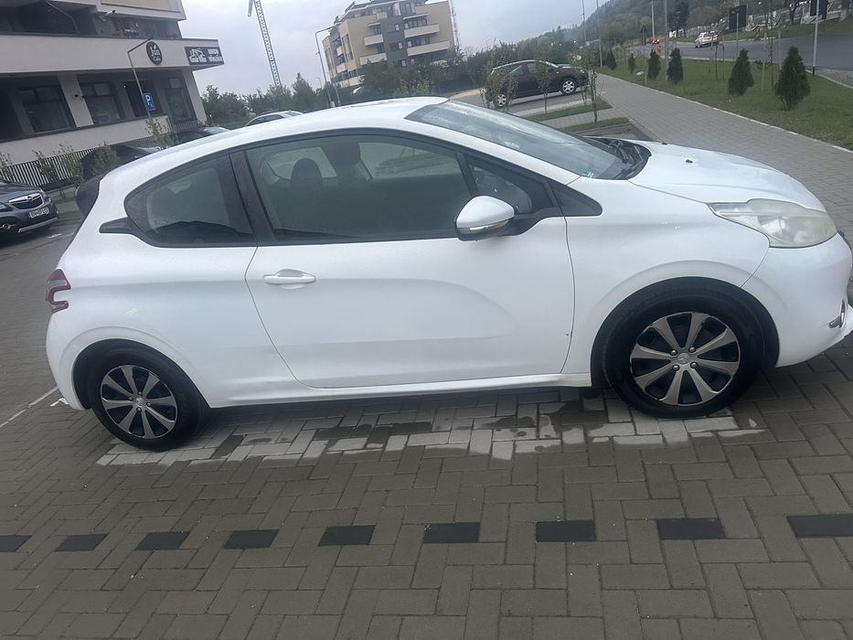 Peugeot 208 1.4 diesel 2012 in 3 usi cutie automata (robotizata)