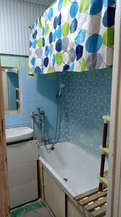 Аренда 2-комн. Квартира 1/4 этаж. Адрес микрорайон 1я остановка. Цена.