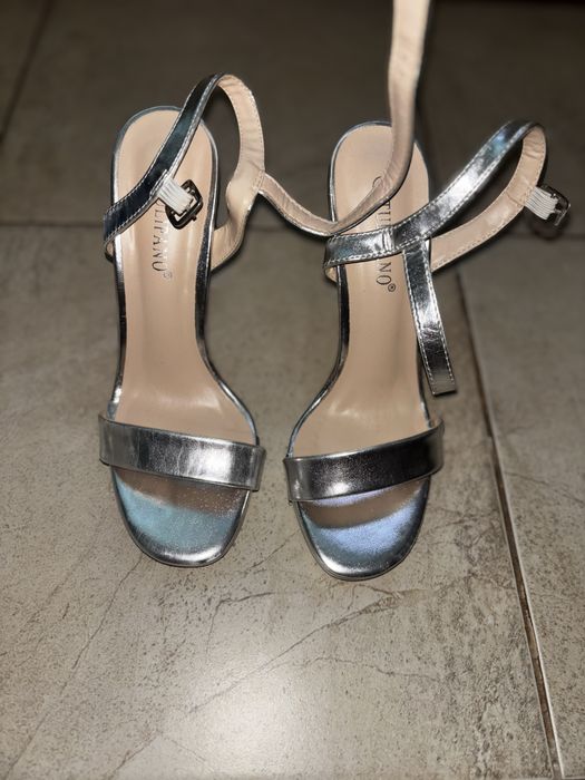 Сребърни елегантни сандали