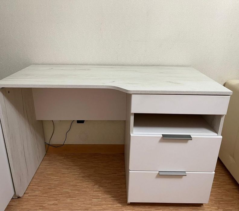 мебель. Шкаф, диван, стол