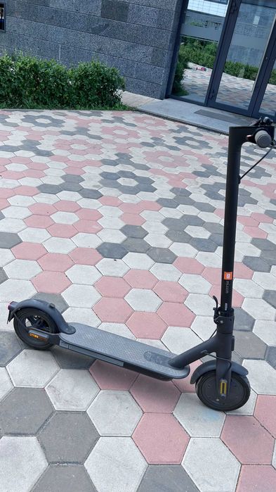 продам Самокат MI Electric Scooter Essential Черный