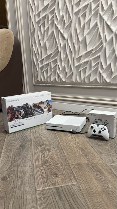 Xbox One S 1TB + геймпад +диски с играми + коробка