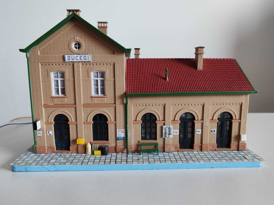 Vand doua cladiri gara scara HO, montate cu imbunatatiri si detalii
