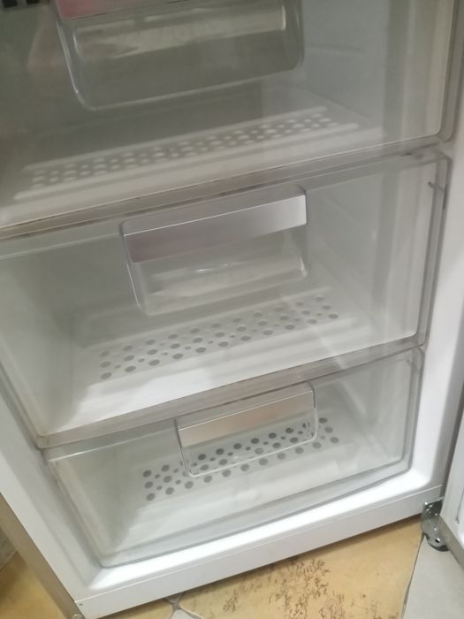Холодильник LG требует замены мотора.