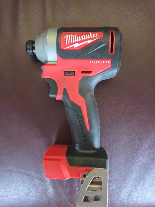 MilwaukeeMasina de insurubat cu impact cu motor, fara perii 1/4"Hex Milwaukee model M18 CBLID-0