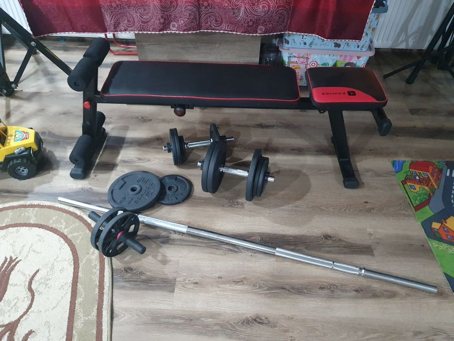 Vând bancă multifuncțională(reglabilă), o bară lungă dreaptă și două g