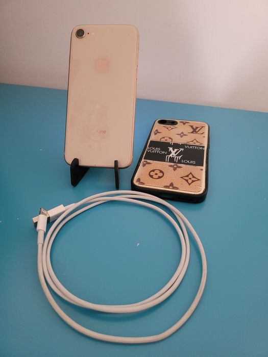 iPhone  8 64гига