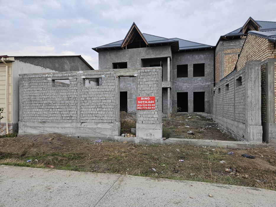 Янги бозор якинида курилиши тугалланмаган икки каватли уй сотилади