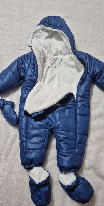Vând combinezon și geaca noi cu eticheta pentru băieței mărimea 74
