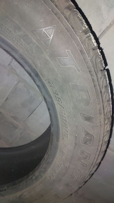 Продам шины зимние 235/60/18