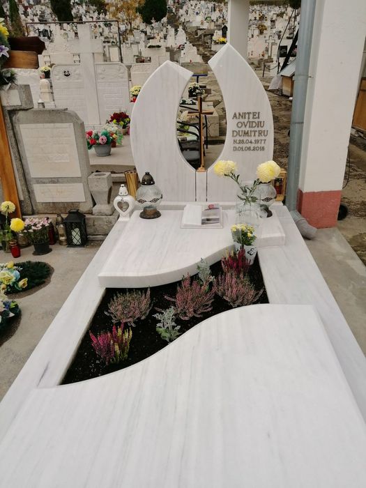 Vând cruci cavouri cripte borduri